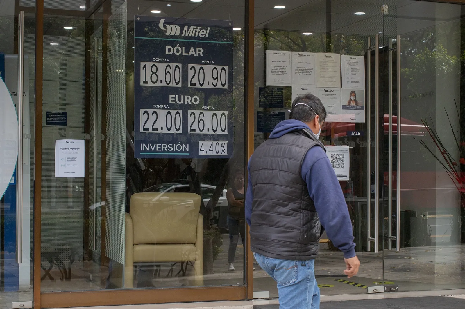 Caen BMV y peso ante incertidumbre por aranceles de Trump y respuesta de China