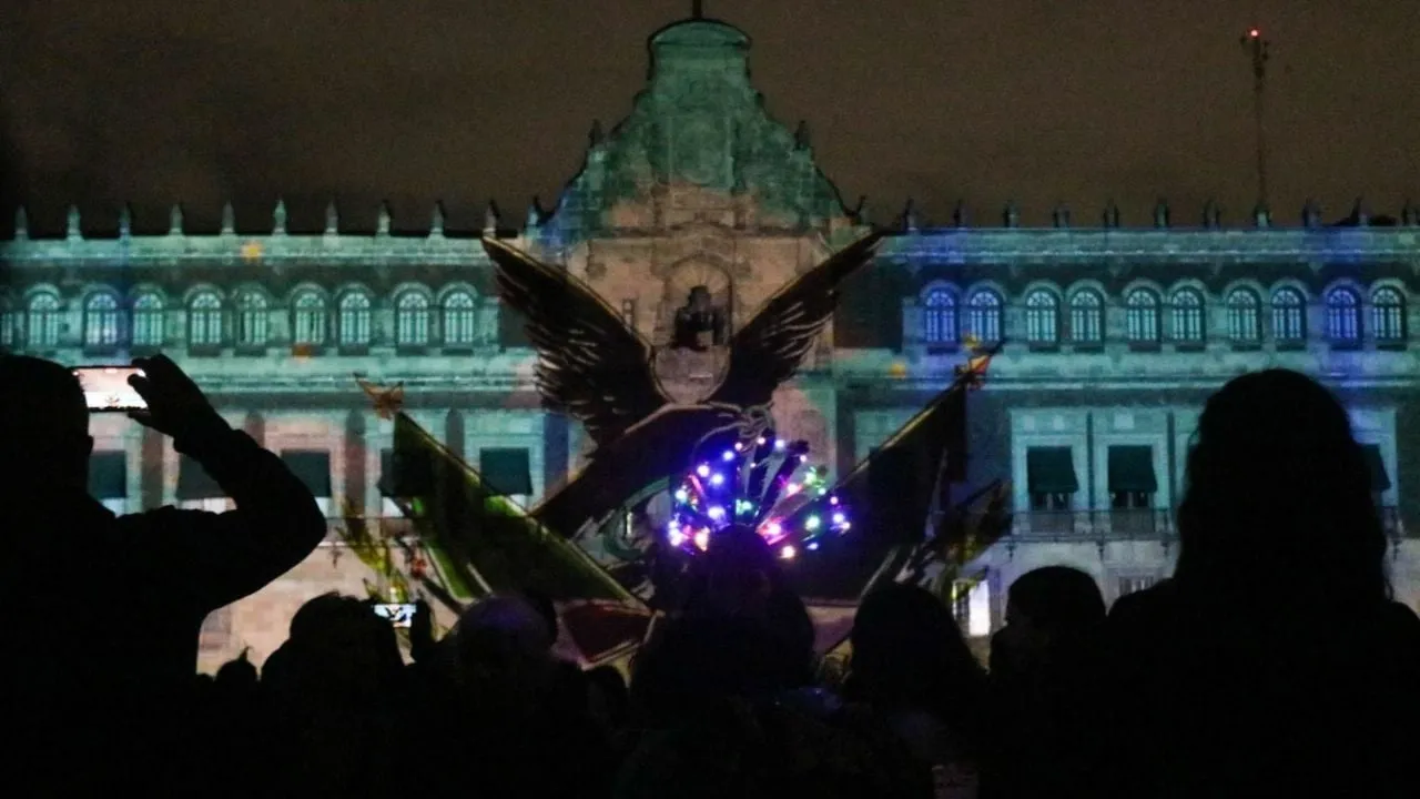 “Memoria Luminosa” reunió a 1.5 millones de personas; esculturas monumentales seguirán en el Zócalo