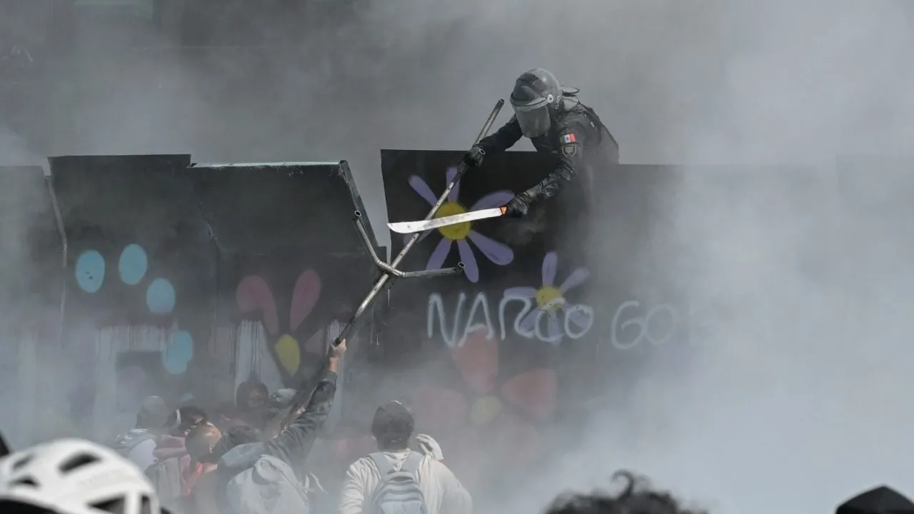 Madre de menor de edad detenido en marcha de la Gen Z denunciará por tortura a policías de Brugada