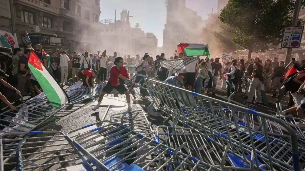 Última etapa de la Vuelta ciclista a España es interrumpida por manifestantes propalestinos