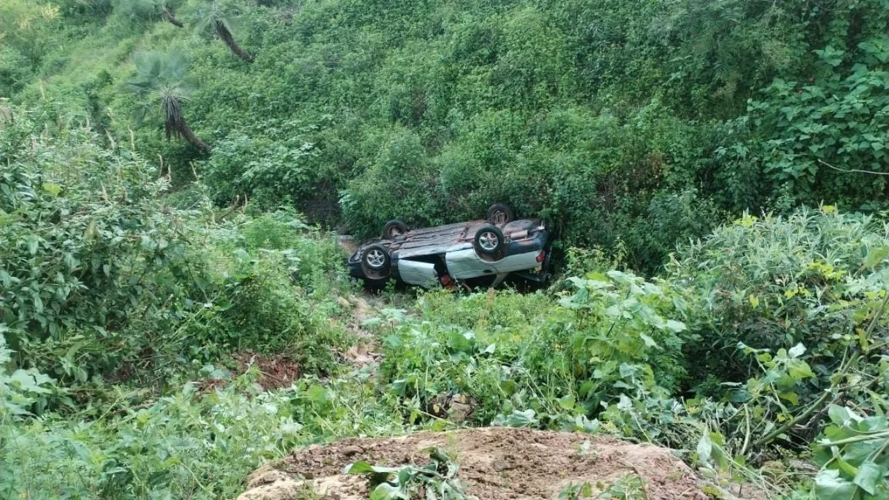 Hallan muertos en vehículo volcado a excandidata de Morena y a su esposo