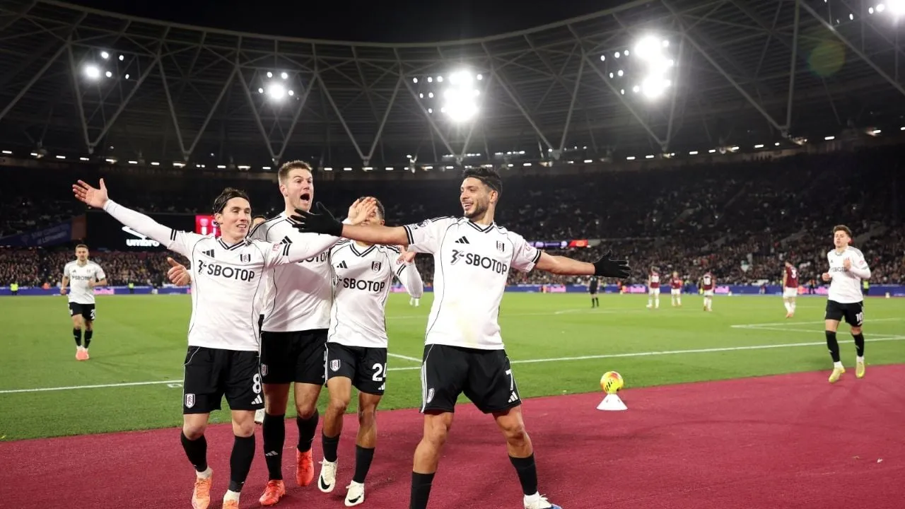 Raúl Jiménez anota el gol del triunfo para el Fulham en su último partido del año