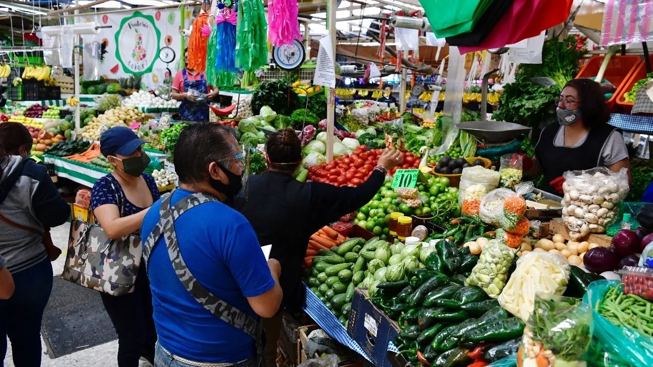 Pese a caída en confianza del consumidor, el peso se fortalece frente al dólar