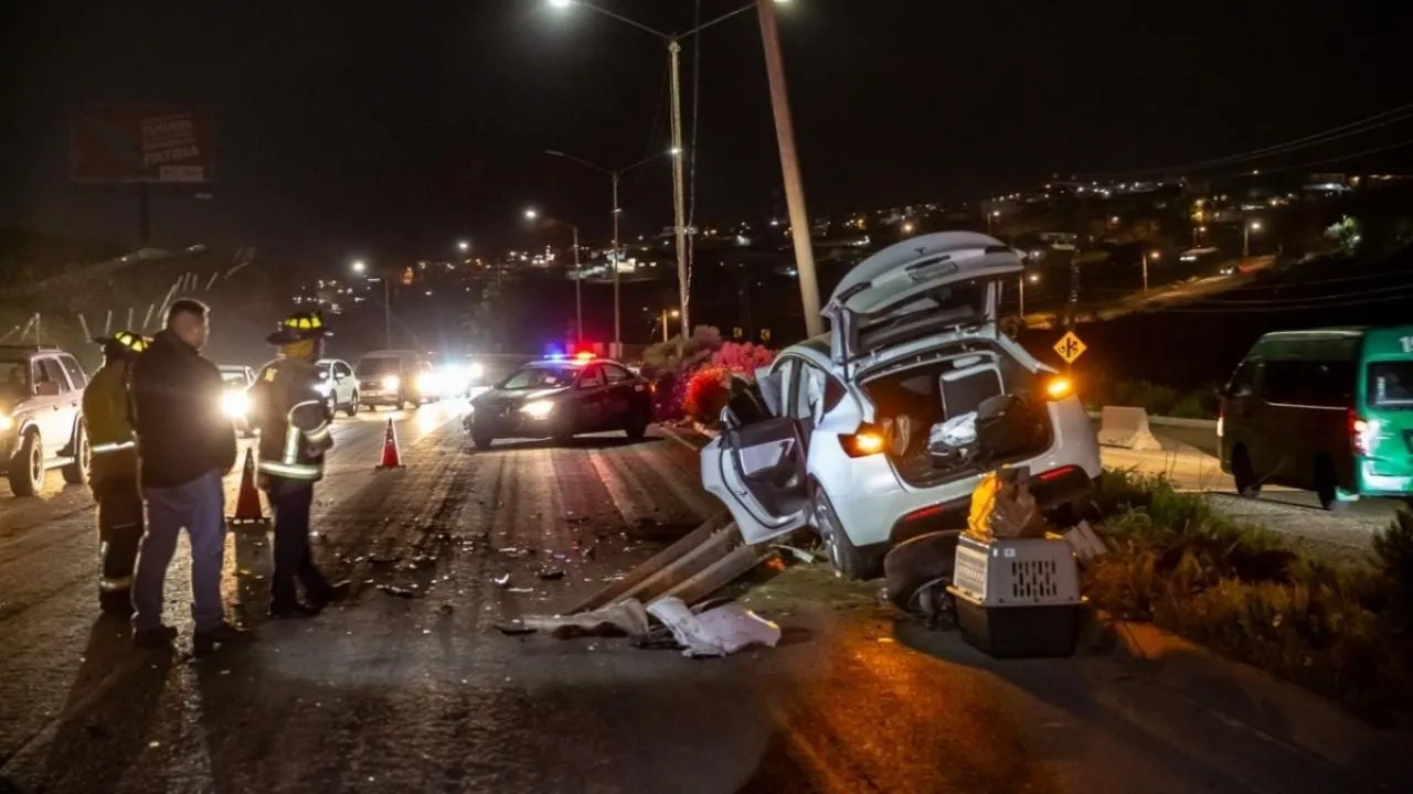 Se quema un Tesla Model X tras chocar en la carretera Tijuana-Rosarito (Video)