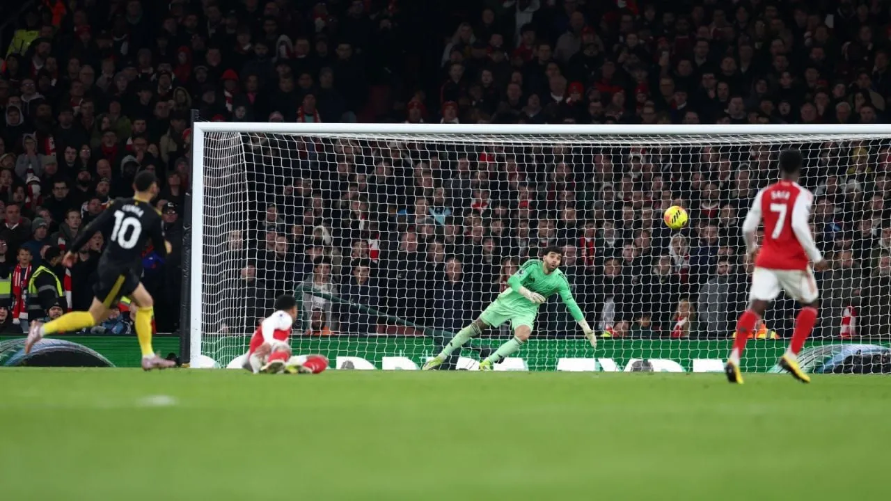 Manchester United derrota 3-2 al Arsenal y abre la carrera por el título de la Premier League (Video)