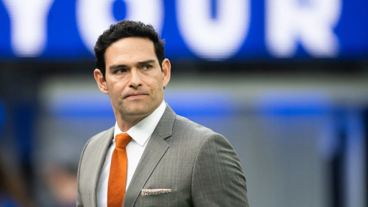Mark Sanchez, que enfrenta un cargo de agresión grave, fue despedido por Fox Sports
