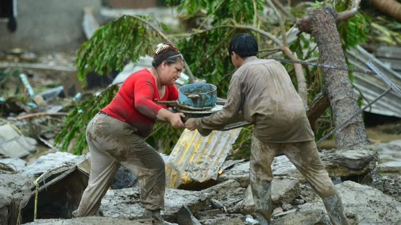 Suman 18 personas muertas y miles de familias damnificadas tras lluvias en Veracruz