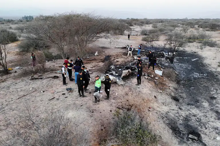 Mueren 13 turistas extranjeros tras estrellarse avioneta en el sur de Perú