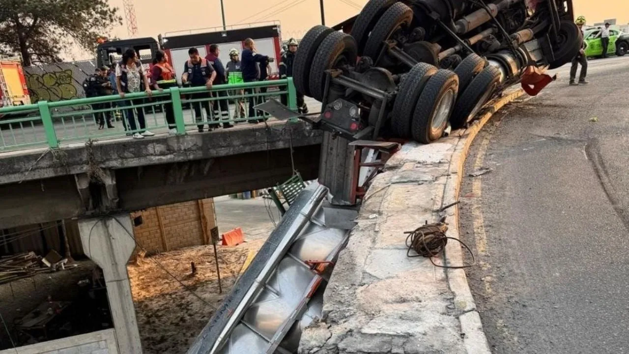 Tráiler se vuelca en Azcapotzalco; contenedor con 27 toneladas de harina queda suspendido de puente