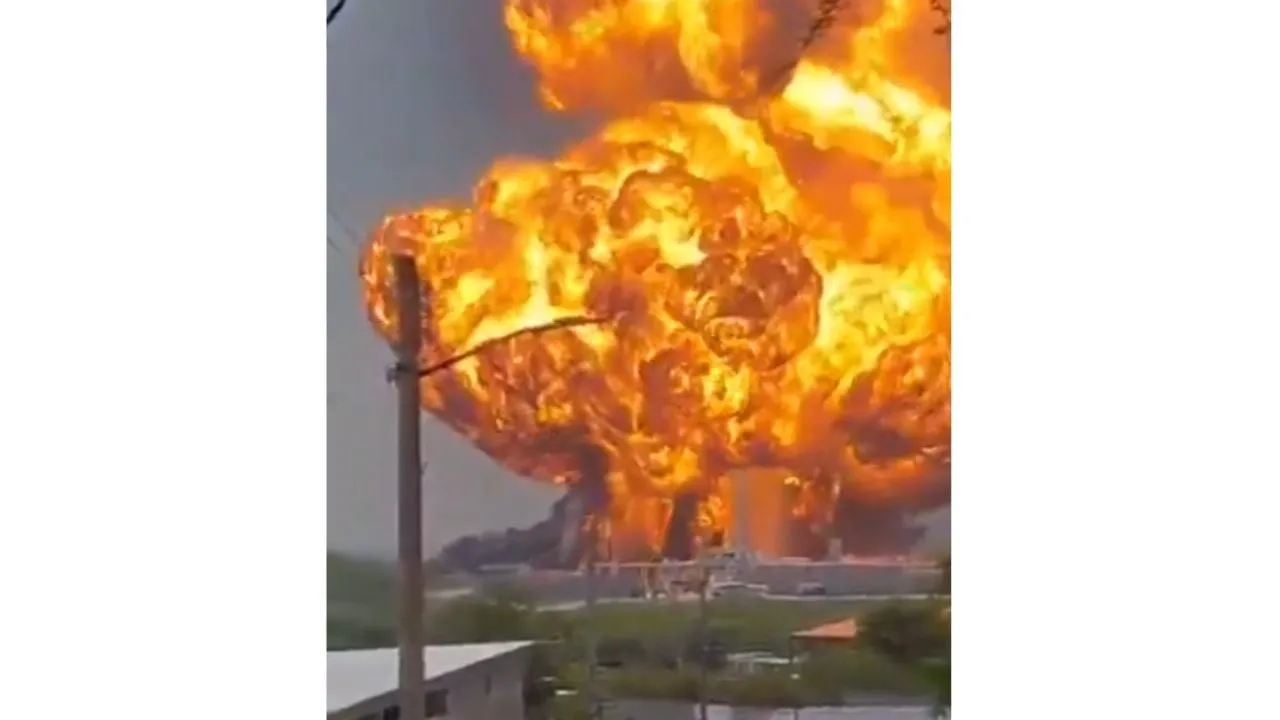 Captan fuerte explosión en una destiladora de diésel de Cadereyta, Nuevo León (Videos)