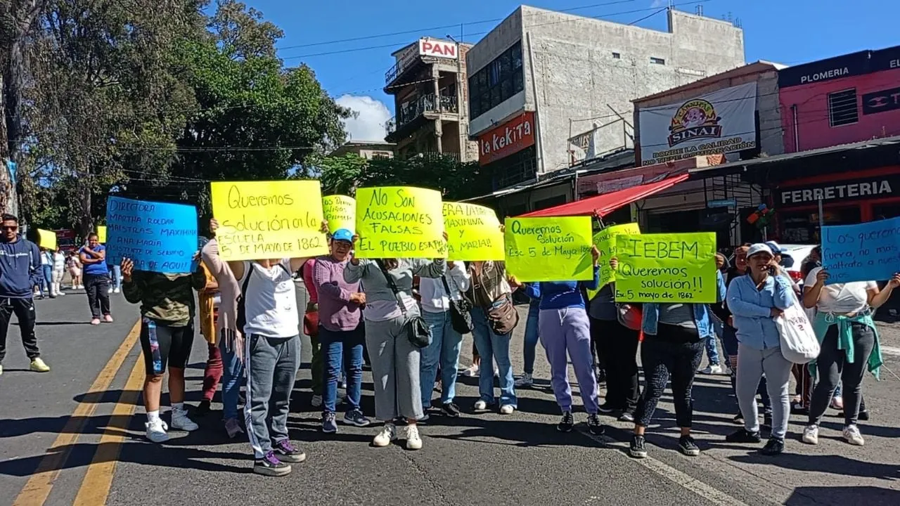 Bloquean la México-Cuernavaca: exigen relevo de docentes en primaria de Santa María Ahuacatitlán