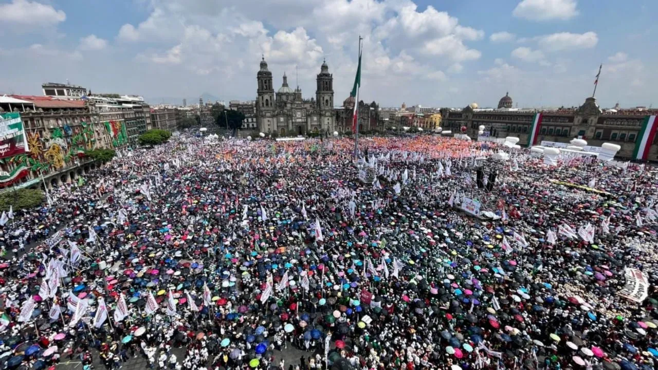 Miles de personas llenan el Zócalo capitalino por informe del primer año gobierno de Sheinbaum