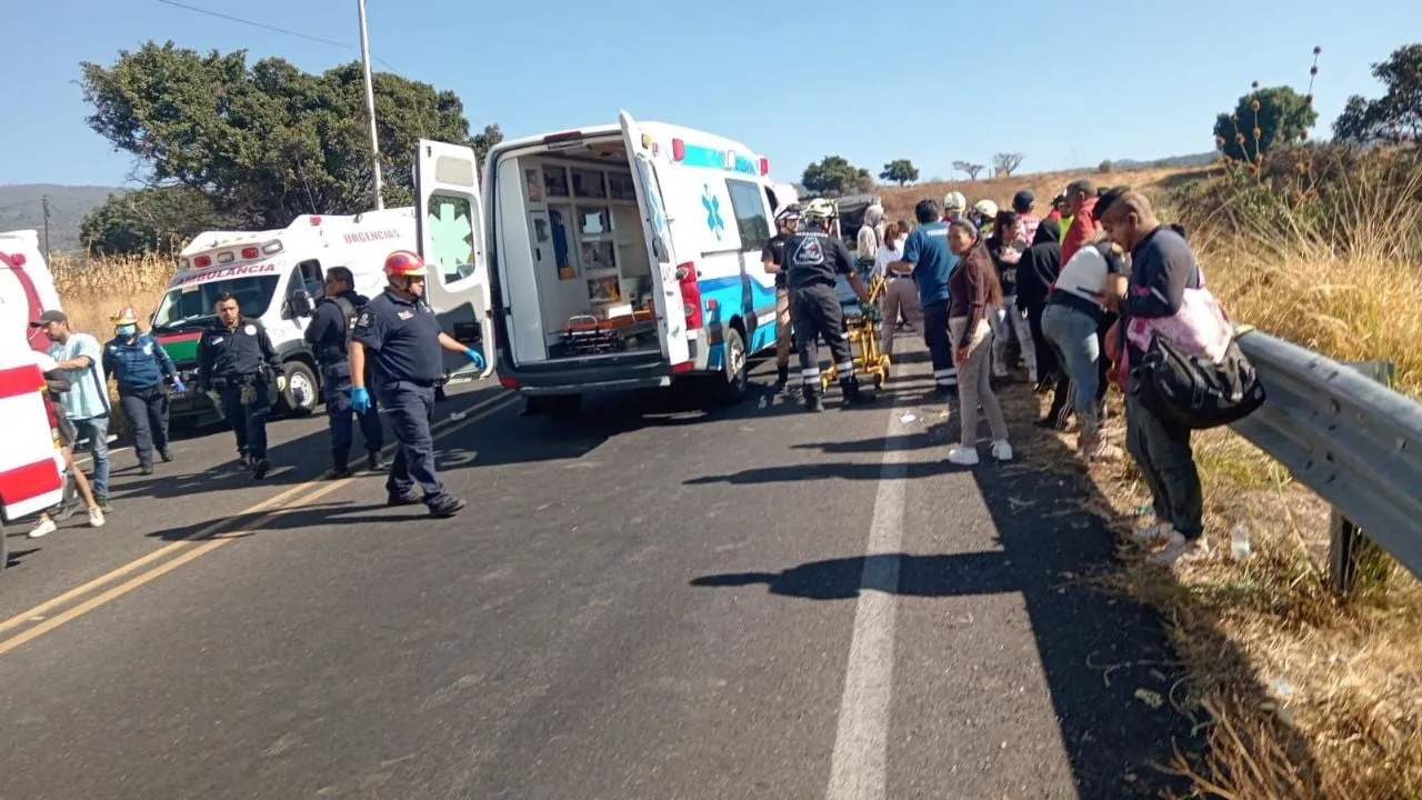 Volcadura de autobús en Curva del Diablo deja siete muertos y 25 lesionados, entre ellos menores