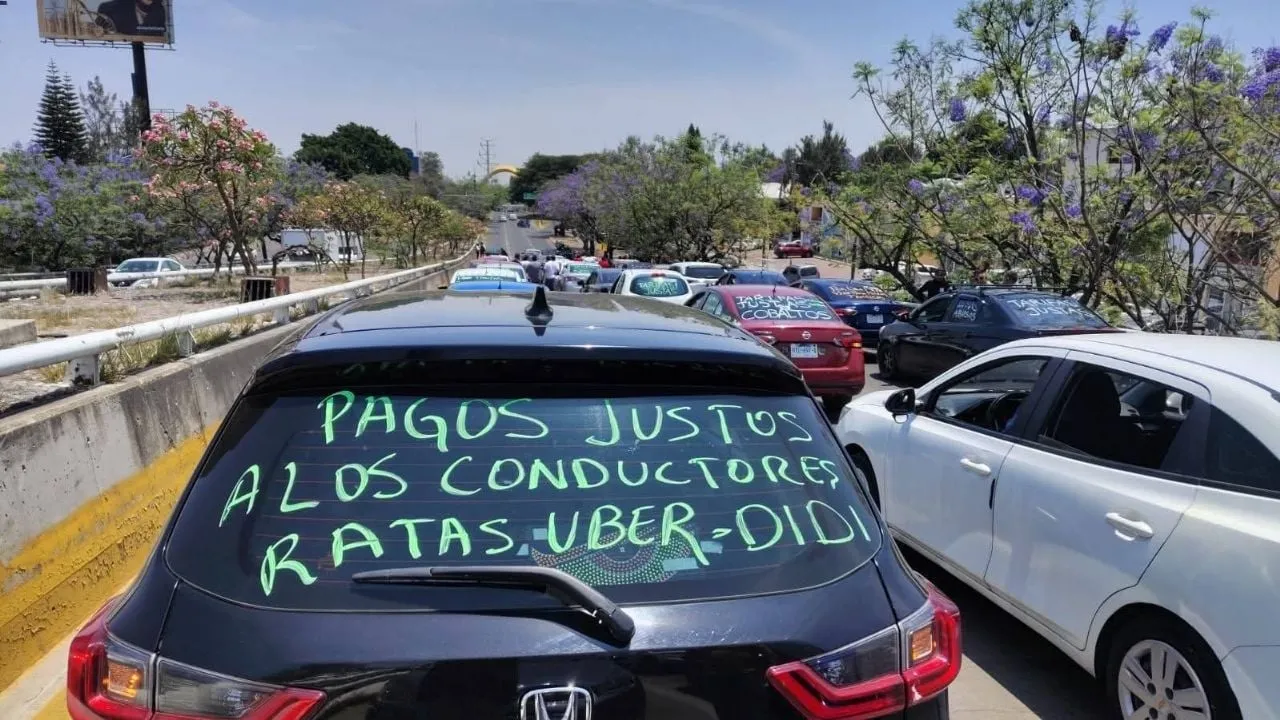 Conductores de plataformas paralizan vialidades de Zapopan y Guadalajara; bloquean aeropuerto