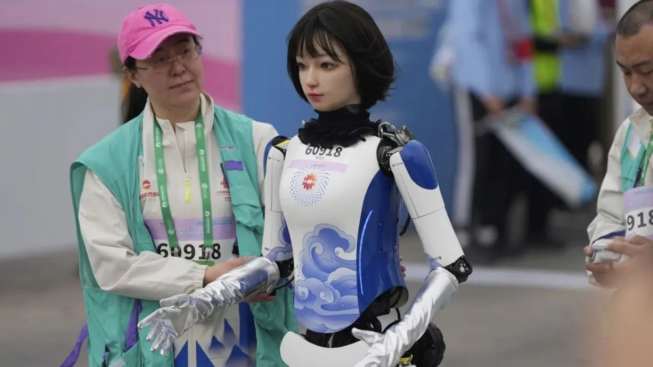 Robots humanoides corren media maratón en China junto a competidores de carne y hueso