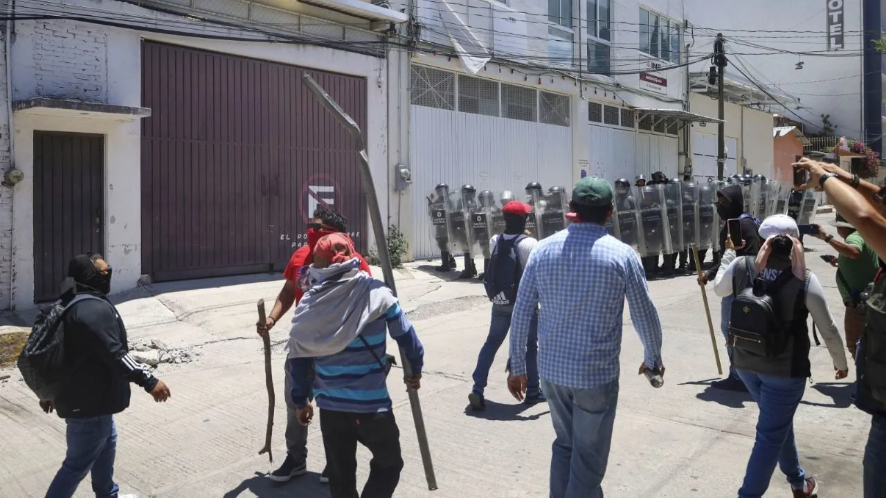 Se enfrentan maestros de CETEG y Guardia Nacional; amagan con irrumpir en bodega del INE (Video)