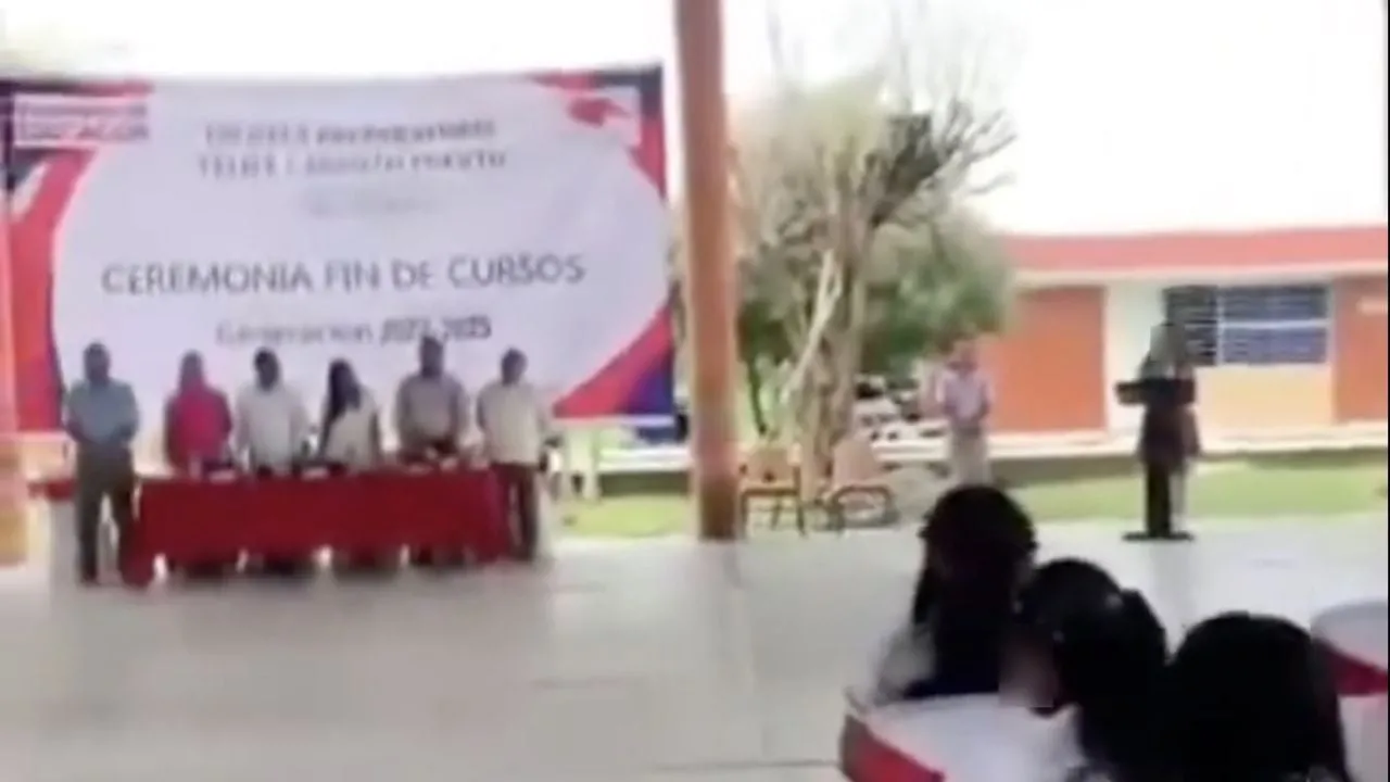 Alumna de preparatoria denuncia acoso sexual en clausura de cursos; detienen a maestro
