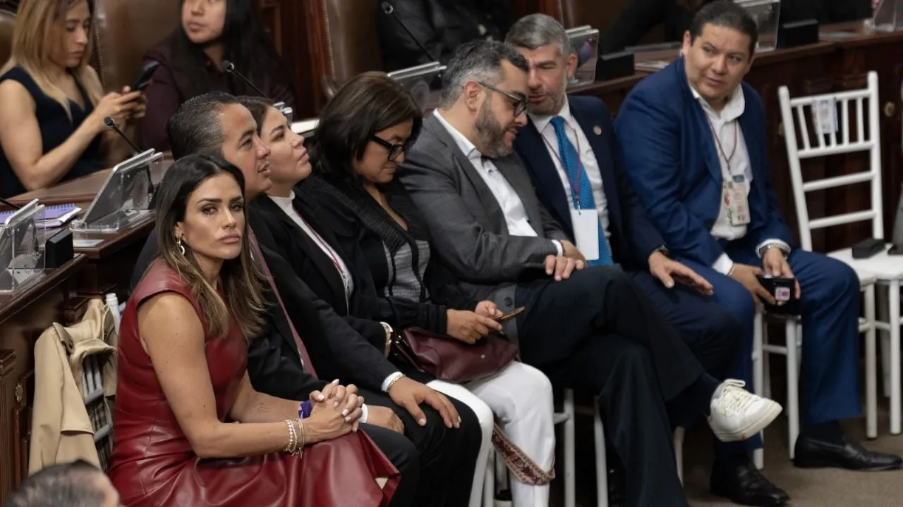 Alessandra Rojo de la Vega denuncia agresión antes de entrar al informe de Brugada (Video)