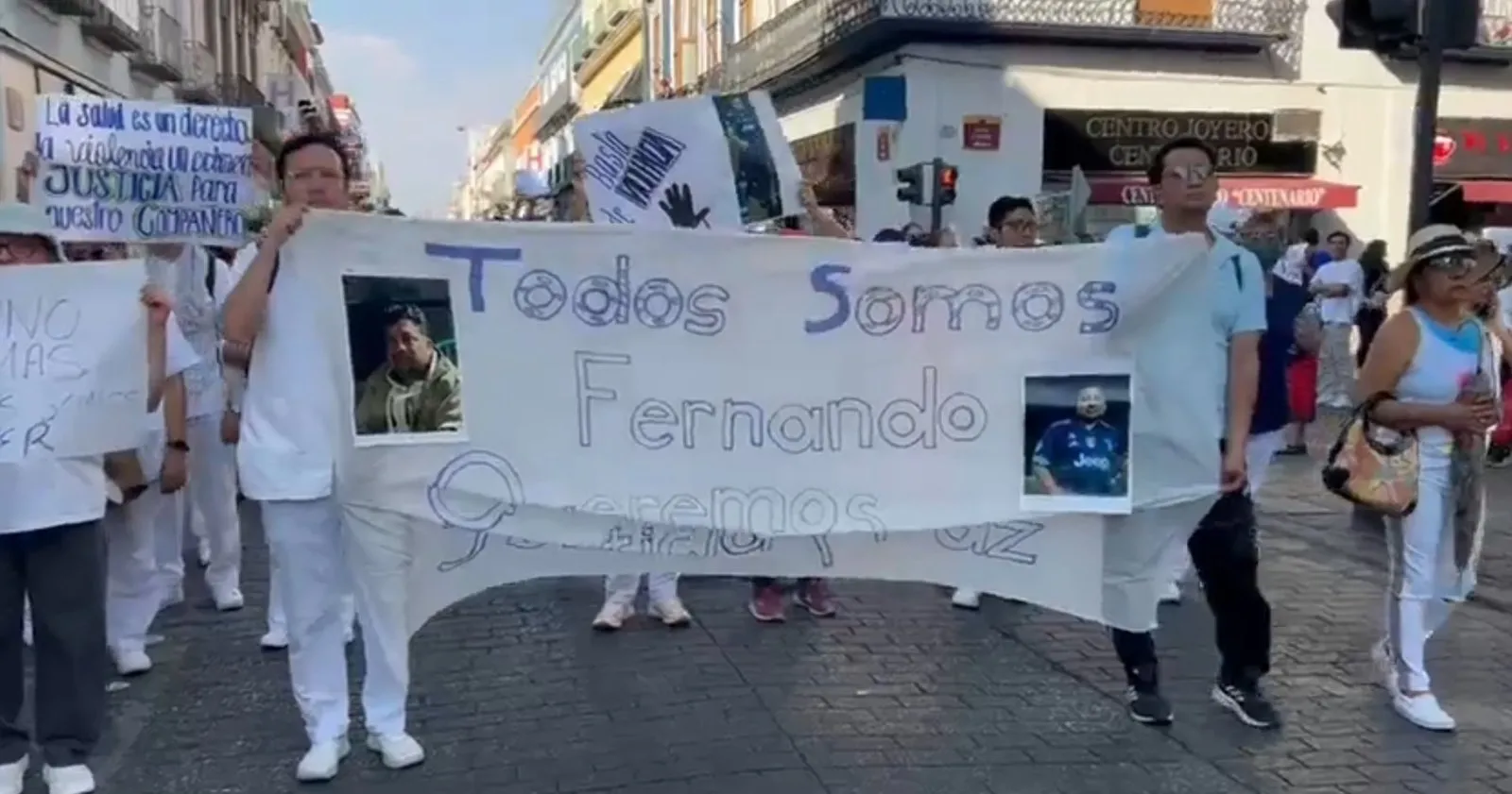 Personal de salud marcha en Puebla tras el violento asalto a enfermero