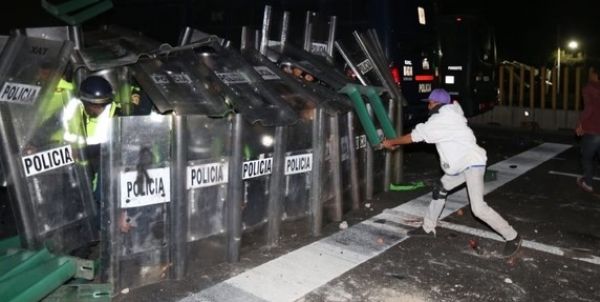 Enfrentamiento entre migrantes y policías en CDMX