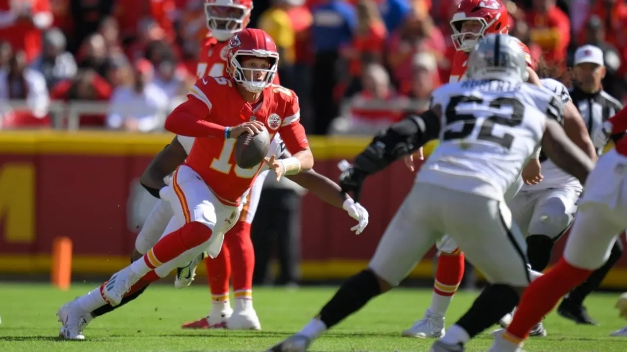 Patrick Mahomes lidera a los Chiefs en la victoria 31-0 sobre los Raiders
