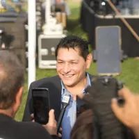Habitantes de dos municipios de Hidalgo retienen a funcionarios y queman vehículos
