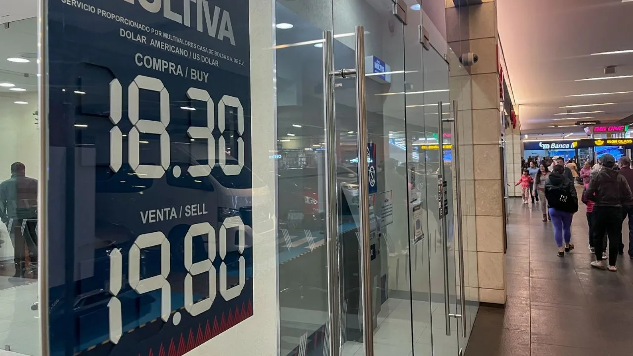 Peso mexicano navega en la volatilidad por indicadores económicos de Estados Unidos