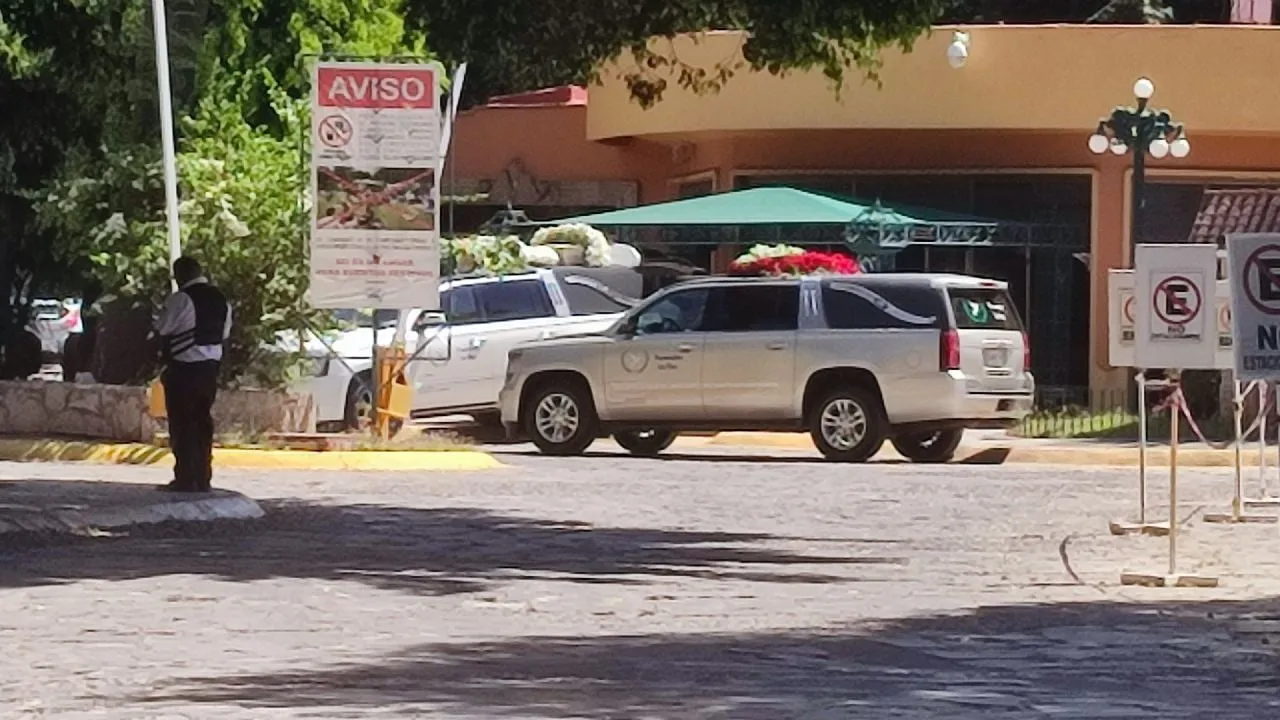 Sepelio de “El Mencho”: En un ataúd dorado, con música de banda y grúas con coronas de flores