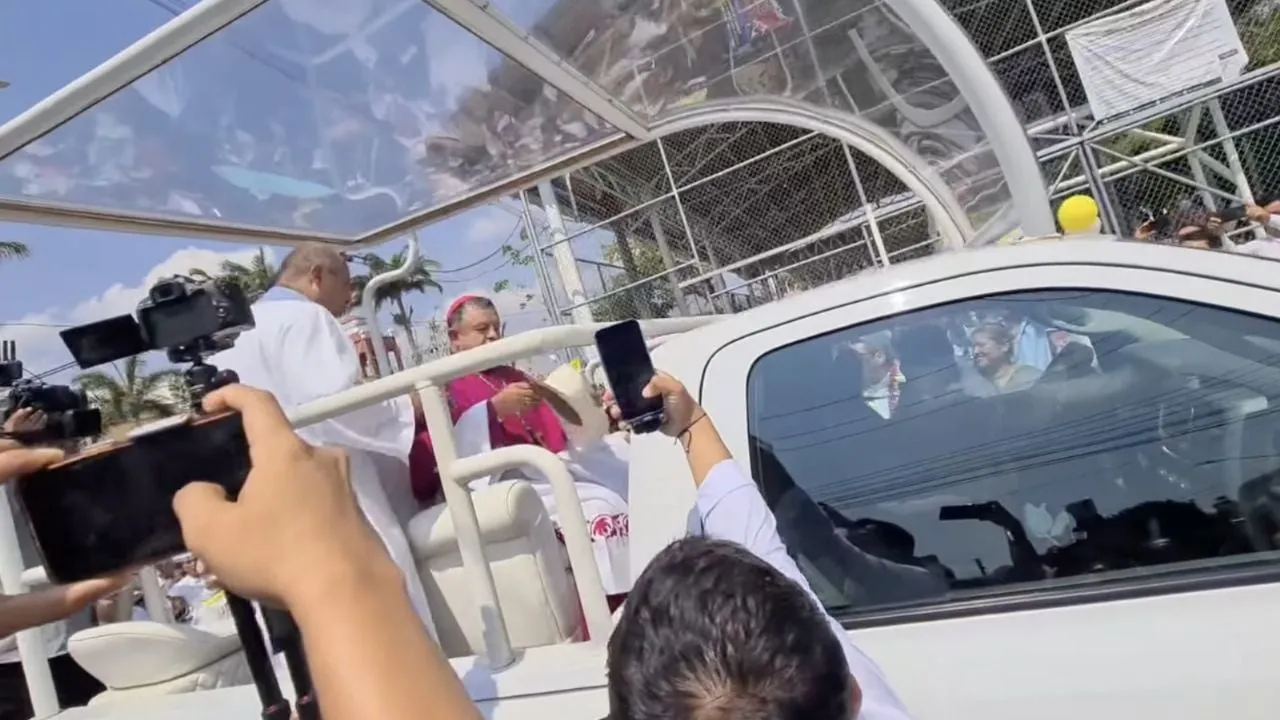 Arzobispo de Tuxtla pide disculpas por pasear en papamóvil (Video)