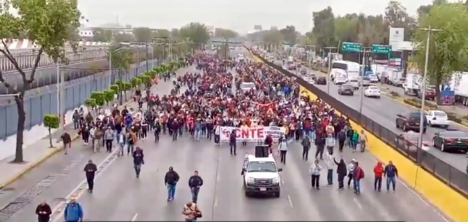 CNTE bloquea el Circuito Interior y provocan caos para llegar al AICM (Video)