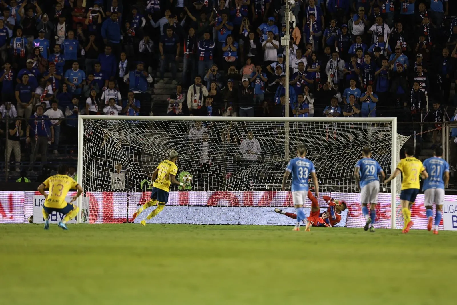 En dramático encuentro América vence a Cruz Azul y va a la final contra Monterrey (Video)