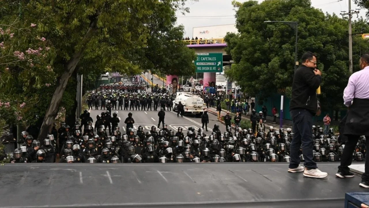 Cientos de policías frenan marcha de la CNTE al Estadio Ciudad de México (Videos)