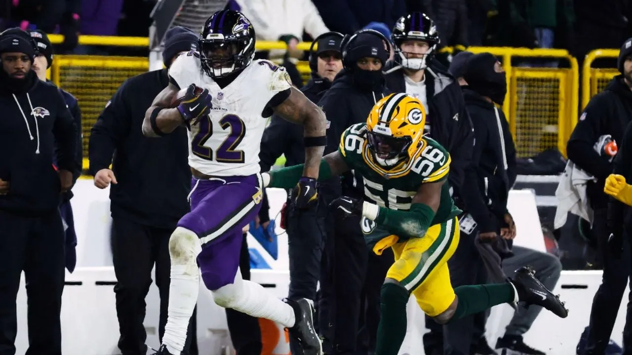 Gracias a actuación magistral de Henry, Ravens siguen con vida al vencer a Packers