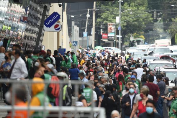 Un caos en Pepsi Center por aplicación de segunda dosis a +60 años.