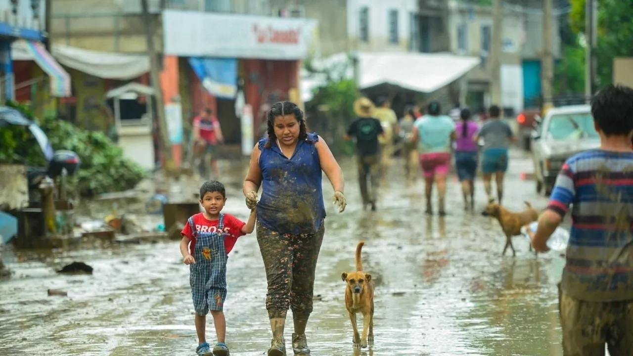 Gobierno de CDMX y Morena instalan centros de acopio para damnificados por lluvias