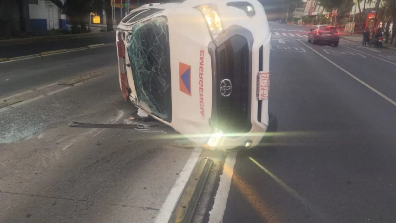 Funcionario de la SGIRPC atropella a dos motociclistas en avenida Cuauhtémoc