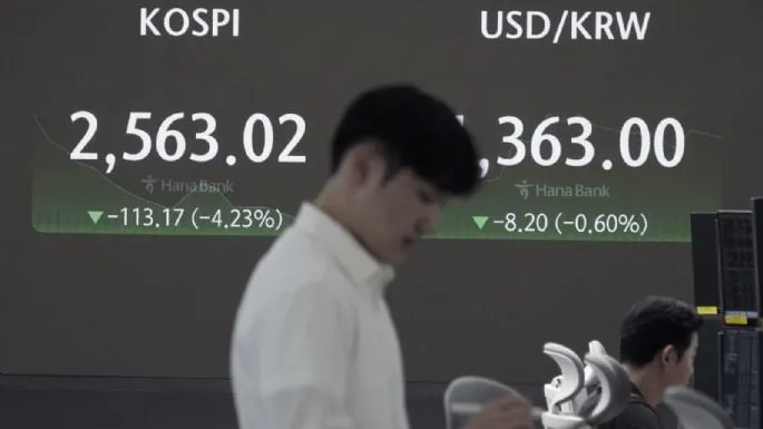 Índice Nikkei de Japón se desploma 12.4% entre temor en los mercados por la economía de EU