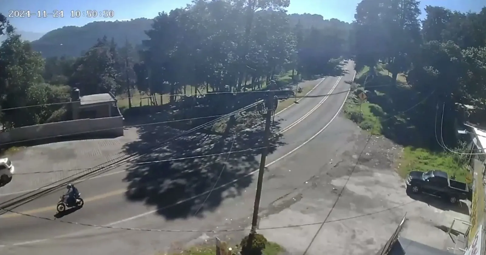 Motociclistas mueren al impactarse contra microbús en la México-Cuernavaca (Video)