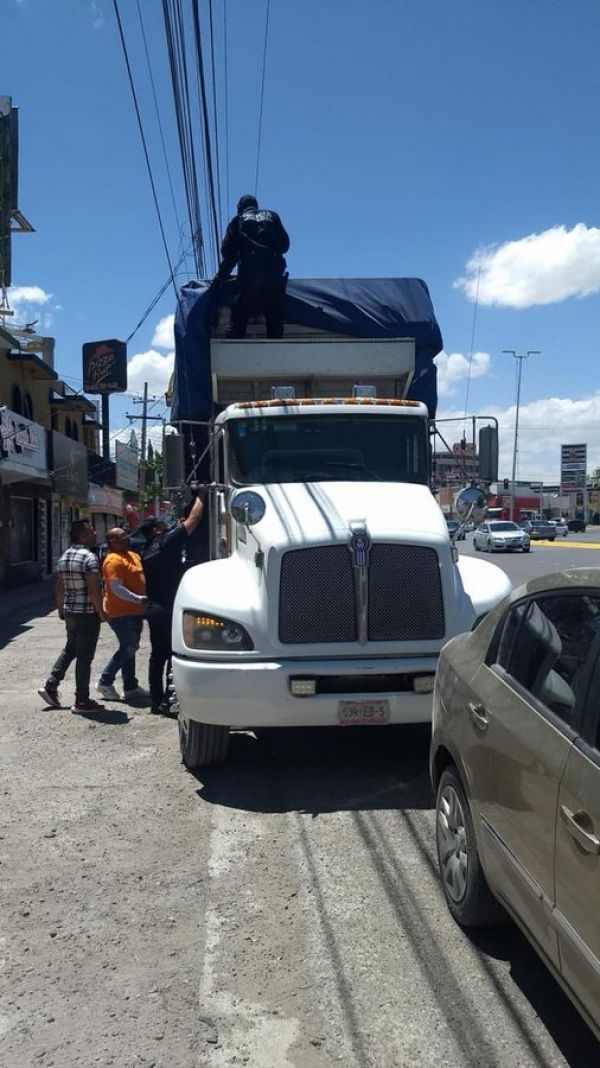 Hallan camión lleno de despensas con logos del PAN PRI y PRD 