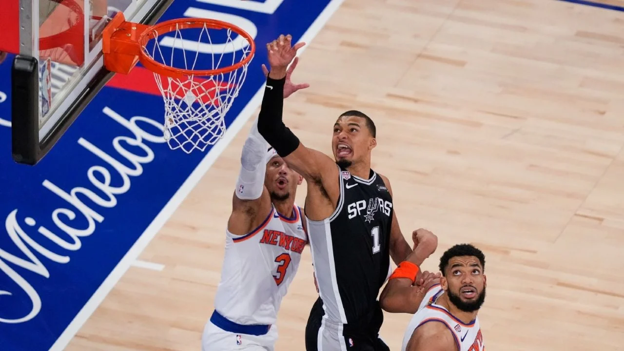 Wembanyama y Spurs pegan a domicilio y reducen la ventaja de Knicks 2-1 en las finales de la NBA