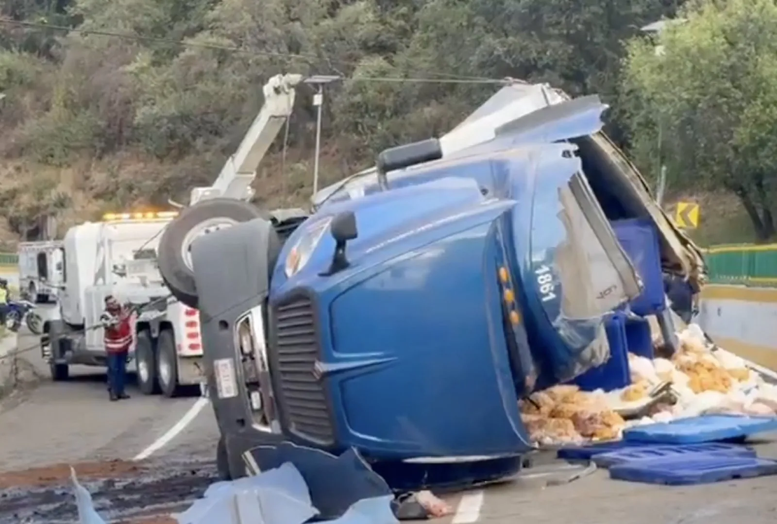 Volcadura de tráiler en la México-Cuernavaca deja filas kilométricas