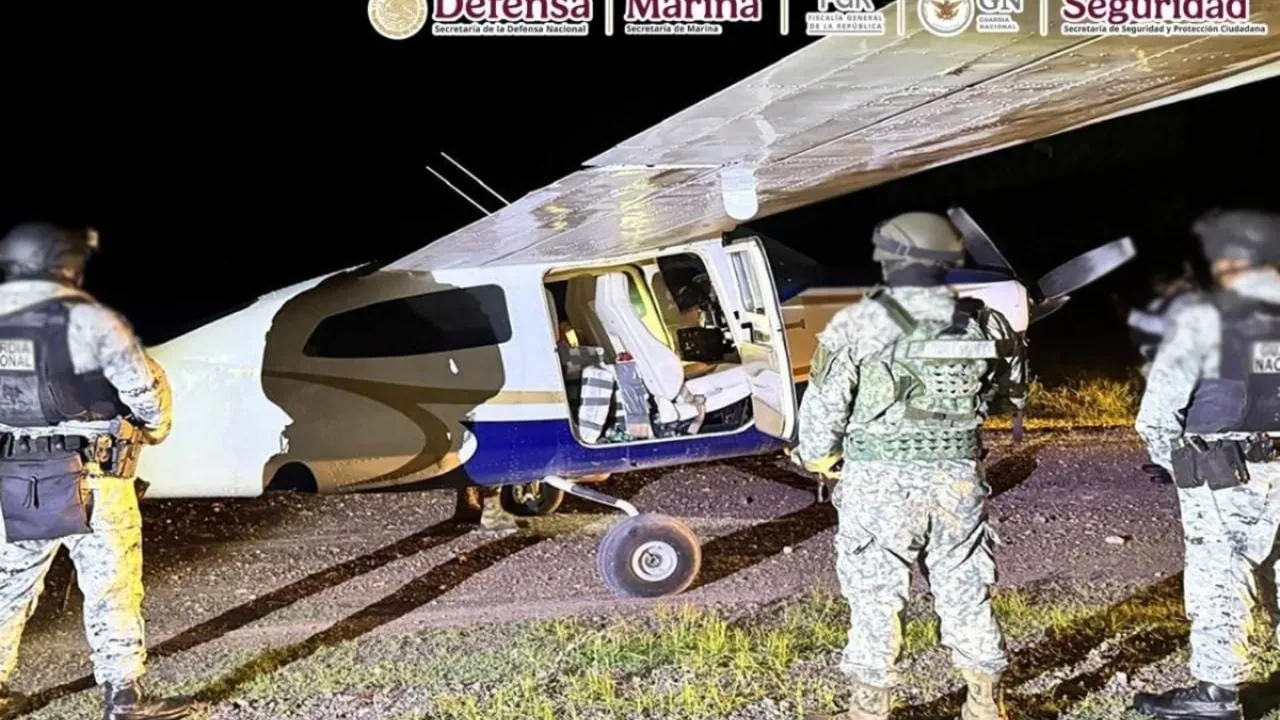Interceptan aeronave con 427 kilos de cocaína en Tecomán, Colima