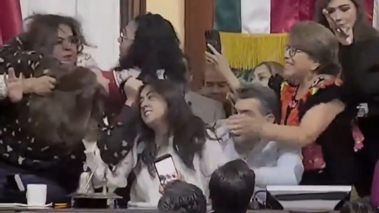 Extinción del InfoCDMX desata golpes, empujones y jalones de cabello entre diputadas (Videos)