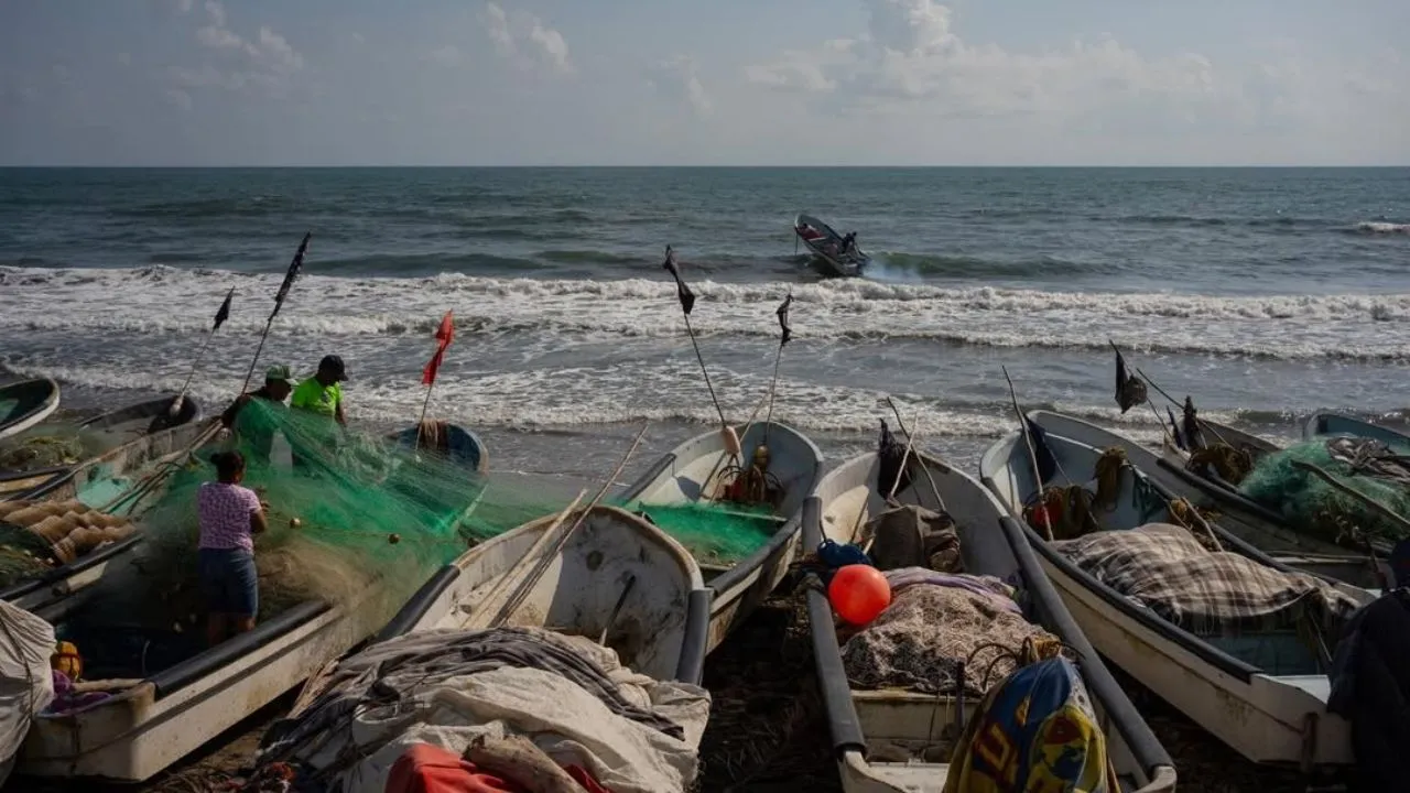 En riesgo de quedarse sin apoyo, miles de pescadores tras derrame de Pemex
