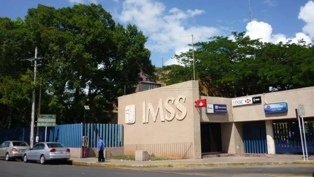 Madre graba demora de atención médica en el IMMS que puso en riesgo la vida de su hija