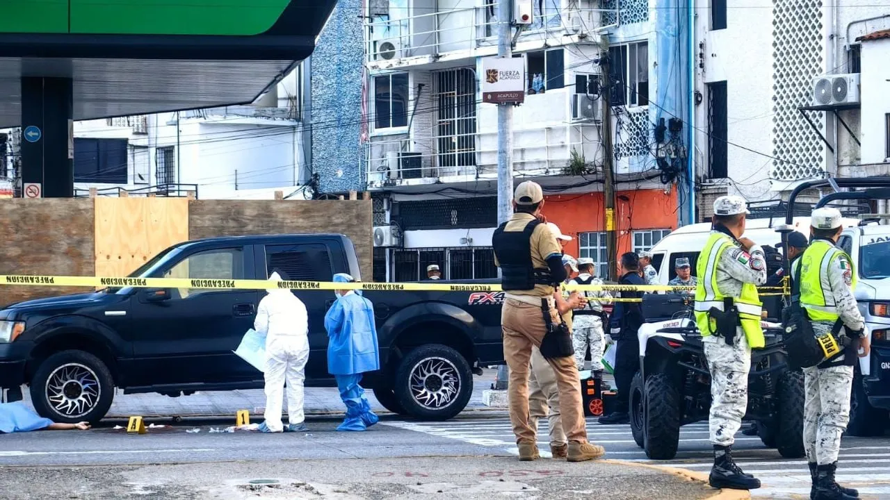 En pleno puente, dos turistas son baleado en la costera de Acapulco; uno murió