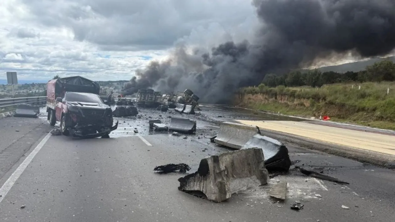 Choque entre pipa y tráiler provoca incendio y cierre de autopista México–Puebla (Videos)