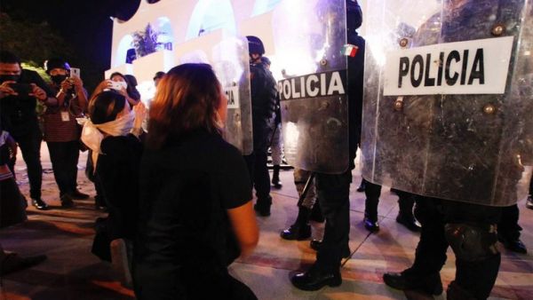 Con disparos al aire, policías dispersaron manifestación contra feminicidios en Cancún