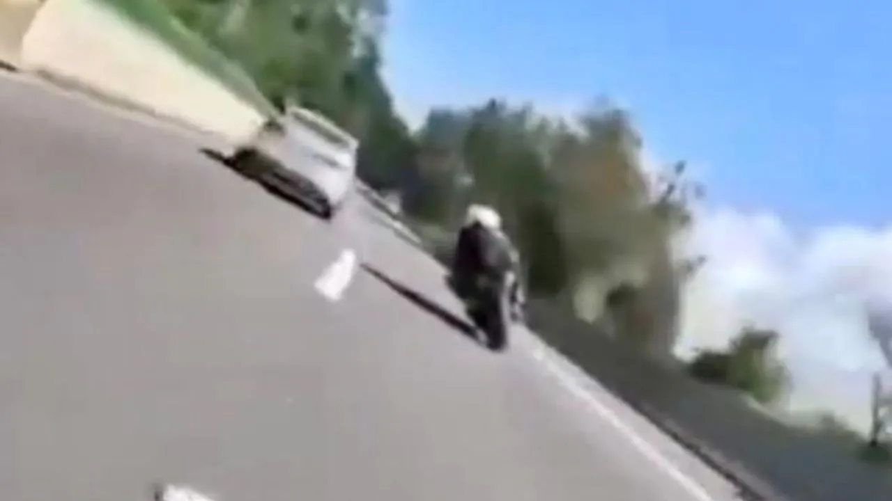 Momento en el que un motociclista choca y cae en la autopista México-Cuernavaca (Video)