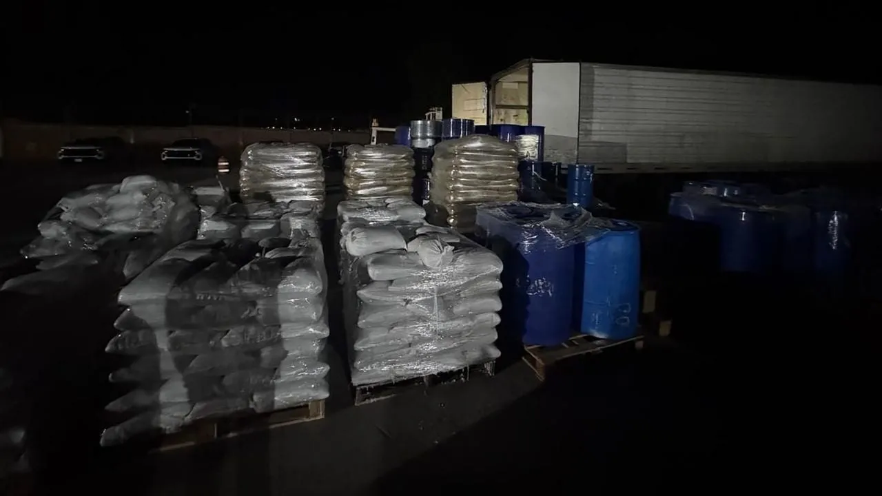 Aseguran tractocamión con más de 13 toneladas y 13 mil 400 litros de precursores químicos en Durango